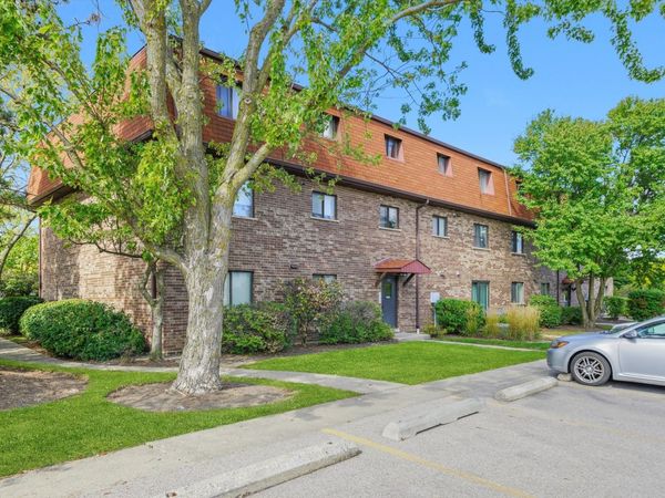 195 W Brandon Court, Unit A33, Palatine, IL 60067