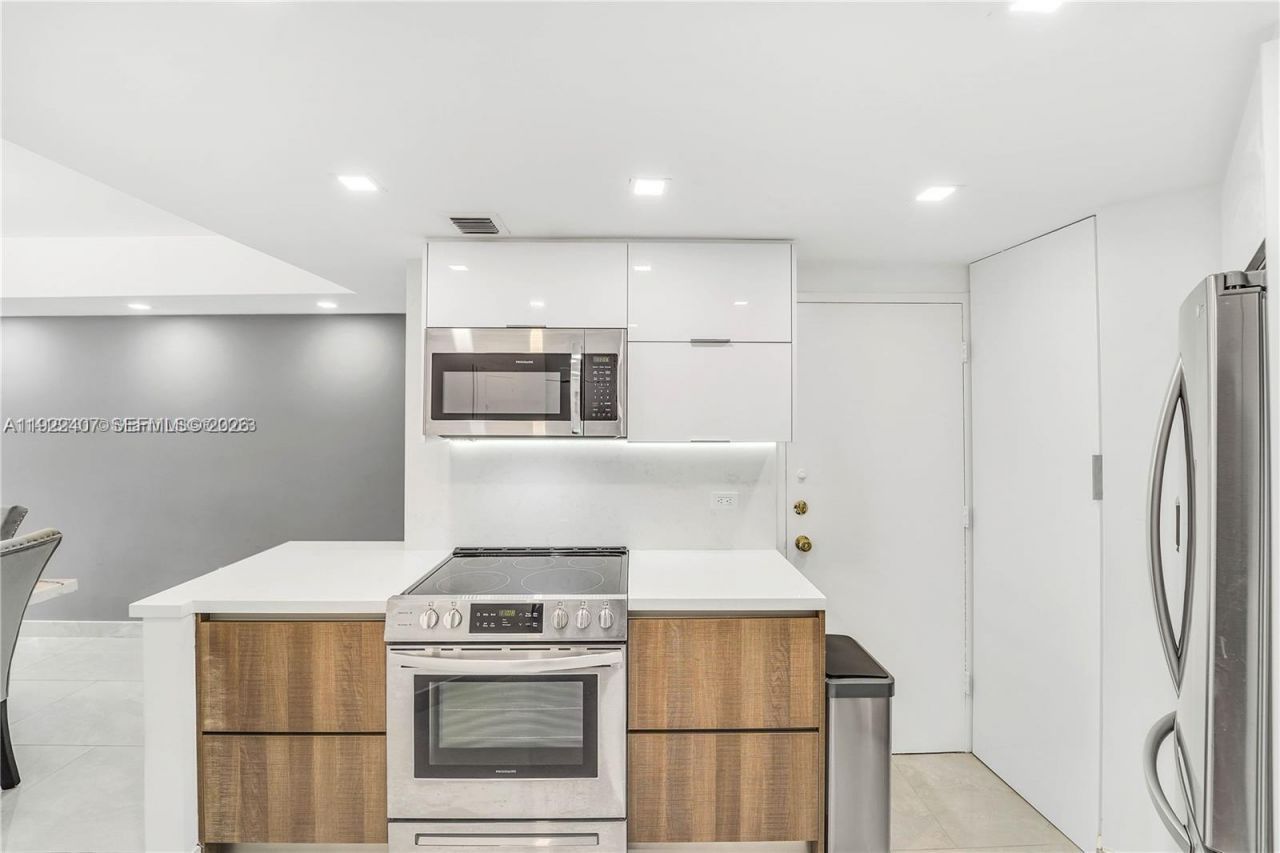 999 Brickell Bay Dr, Unit 711, Miami, FL 33131 Photo