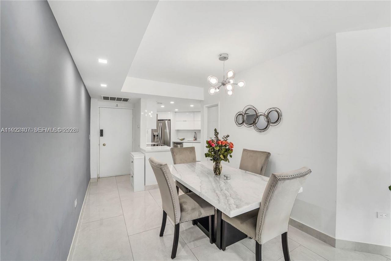 999 Brickell Bay Dr, Unit 711, Miami, FL 33131 Photo