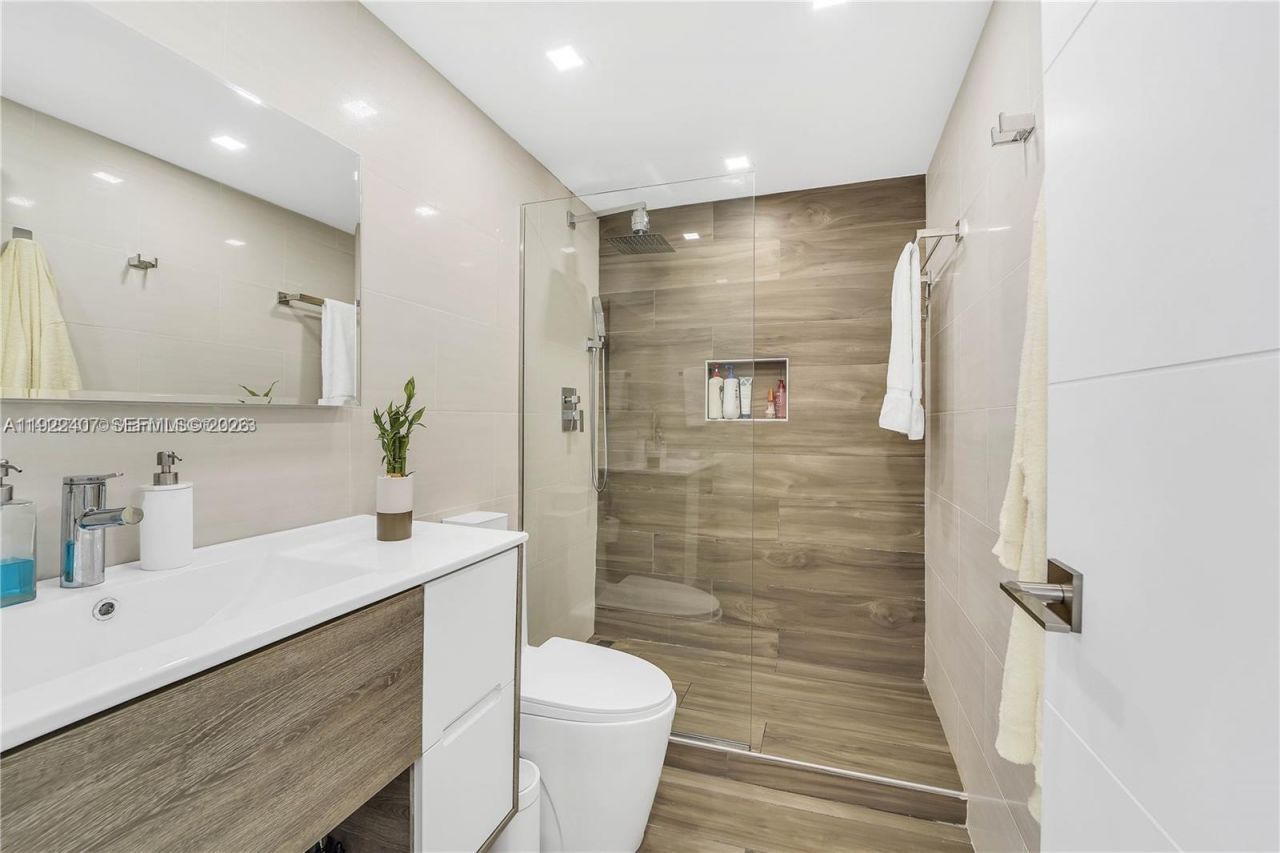 999 Brickell Bay Dr, Unit 711, Miami, FL 33131 Photo