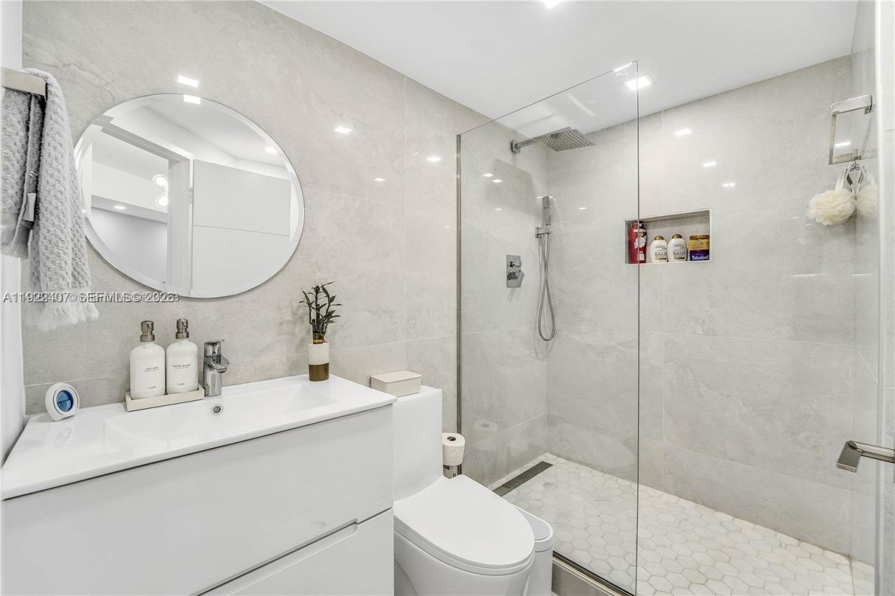 999 Brickell Bay Dr, Unit 711, Miami, FL 33131 Photo