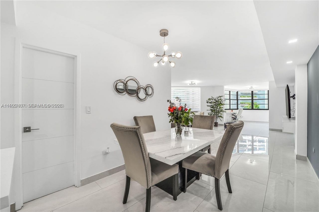 999 Brickell Bay Dr, Unit 711, Miami, FL 33131 Photo