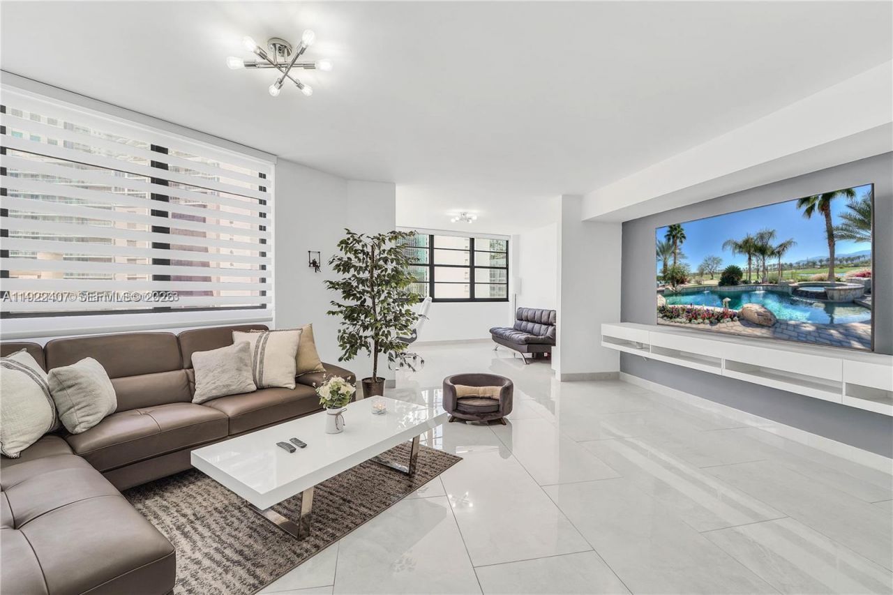 999 Brickell Bay Dr, Unit 711, Miami, FL 33131 Photo