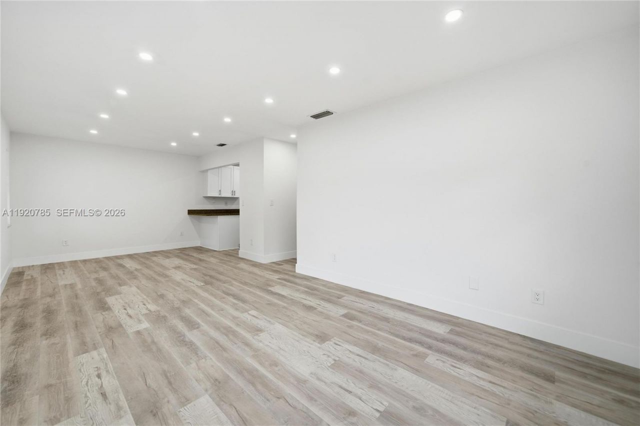 1281 W 42nd St, Hialeah, FL 33012 Photo