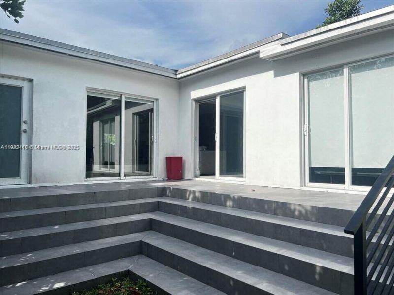 15 NW 52nd St, Miami, FL 33127 Photo