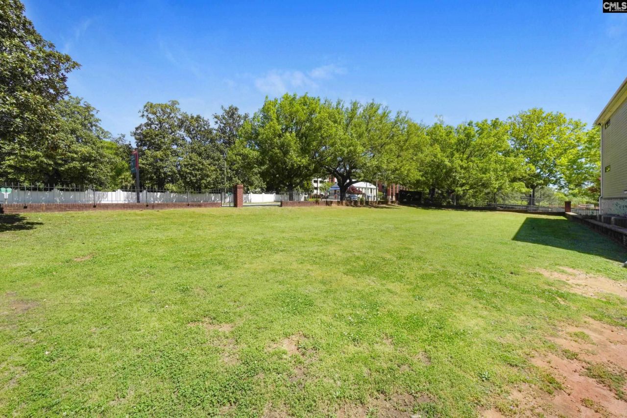 824 Laurel Street  Photo 8