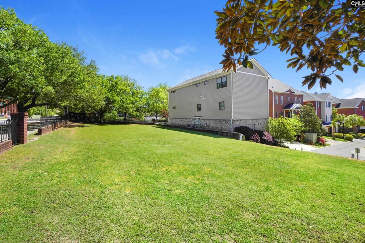 824 Laurel Street  Photo 9