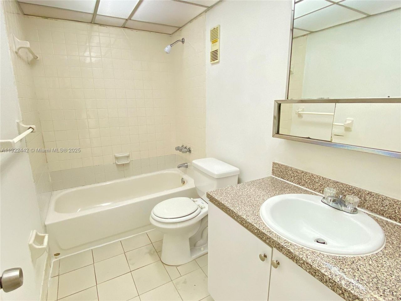 10000 NW 80th Ct, Unit 2528, Hialeah Gardens, FL 33016 Photo