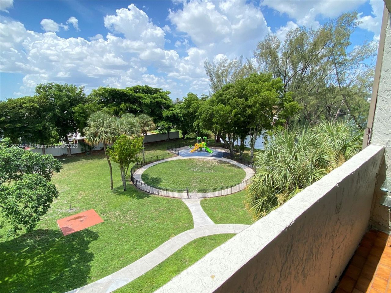 10000 NW 80th Ct, Unit 2528, Hialeah Gardens, FL 33016 Photo