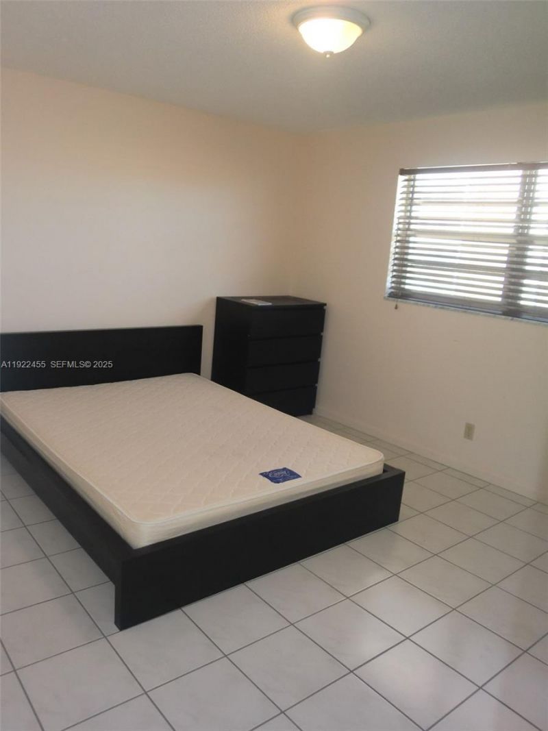 233 NE 14th Ave, Unit 402, Hallandale Beach, FL 33009 Photo