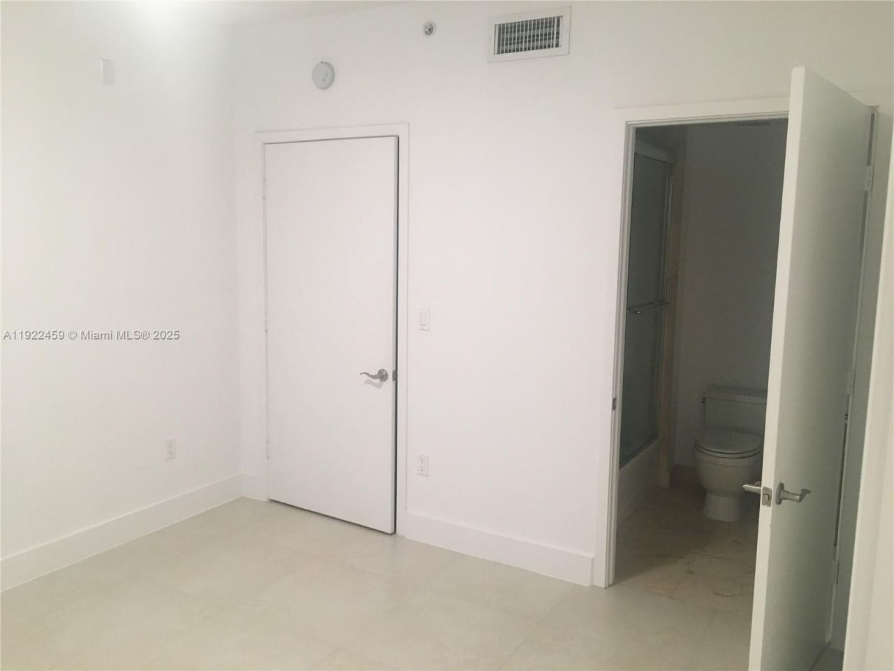 6000 Collins Ave, Unit 521, Miami Beach, FL 33140 Photo