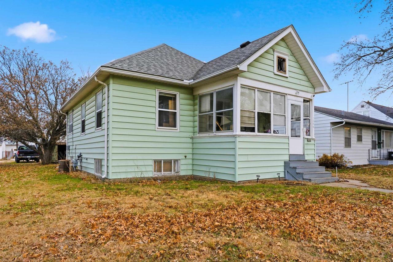 1036 Columbia Street, Waterloo, IA 50703 Main Photo