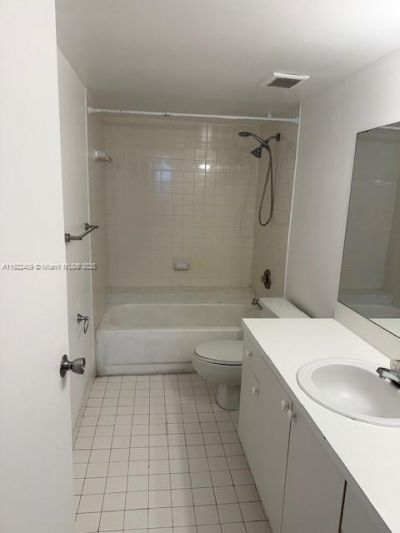 8333 Lake Dr, Unit 502, Doral, FL 33166 Photo