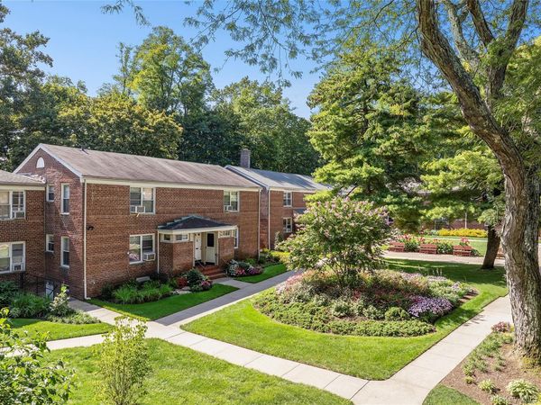 44 Edwards Street, Unit 1A, Roslyn Heights, NY 11577