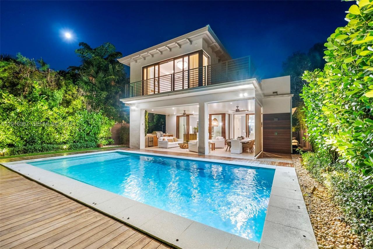 1621 S Bayshore Dr, Miami, FL 33133 Photo