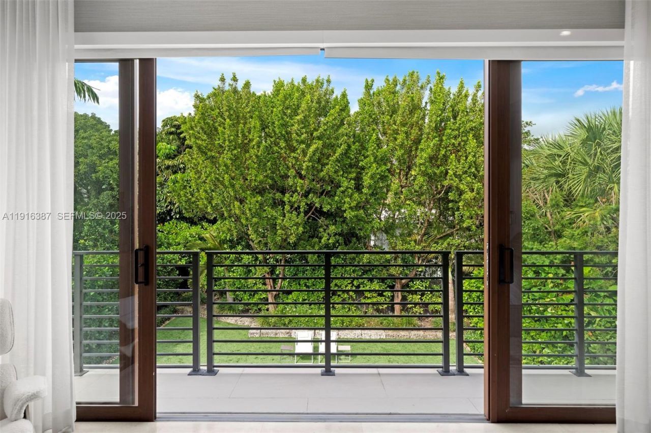 1621 S Bayshore Dr, Miami, FL 33133 Photo