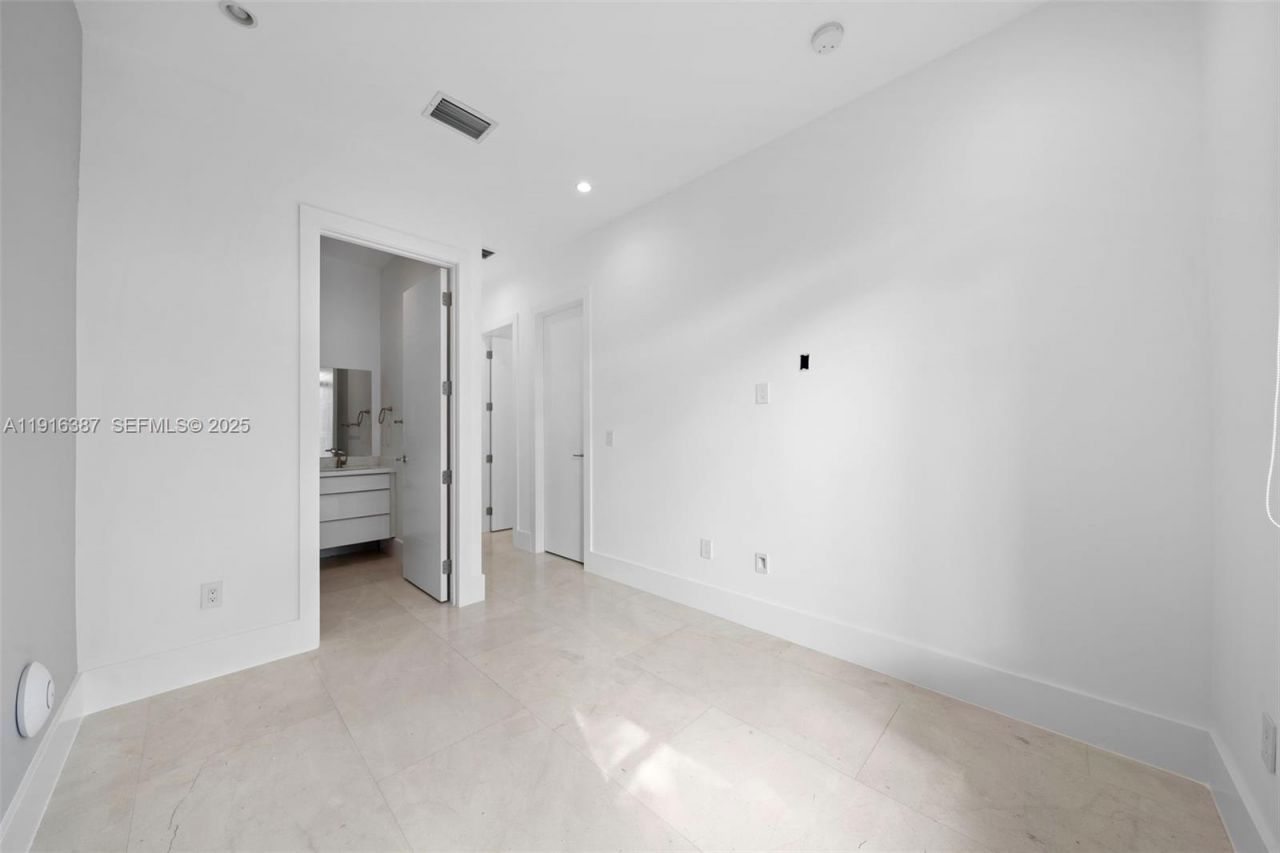 1621 S Bayshore Dr, Miami, FL 33133 Photo