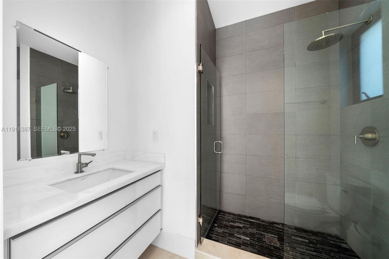 1621 S Bayshore Dr, Miami, FL 33133 Photo