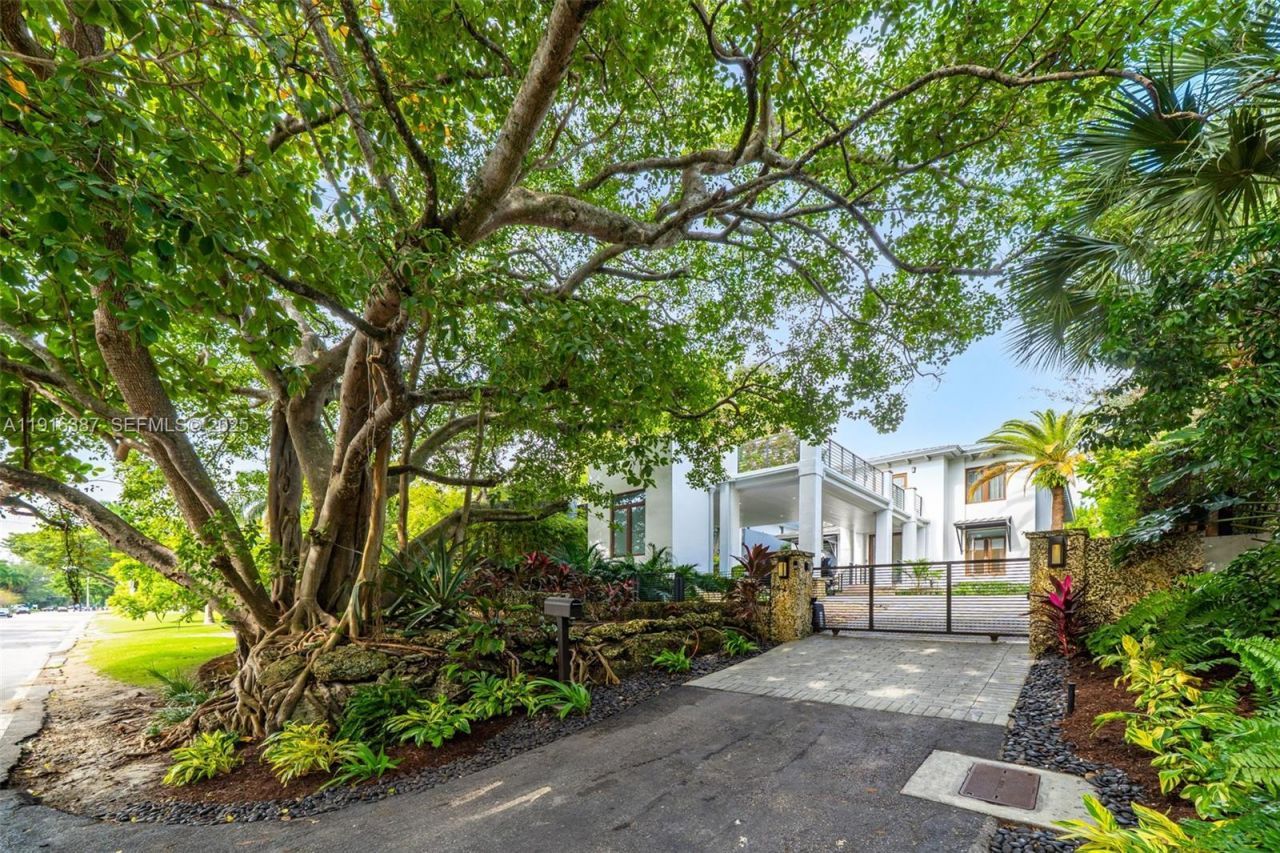 1621 S Bayshore Dr, Miami, FL 33133 Photo