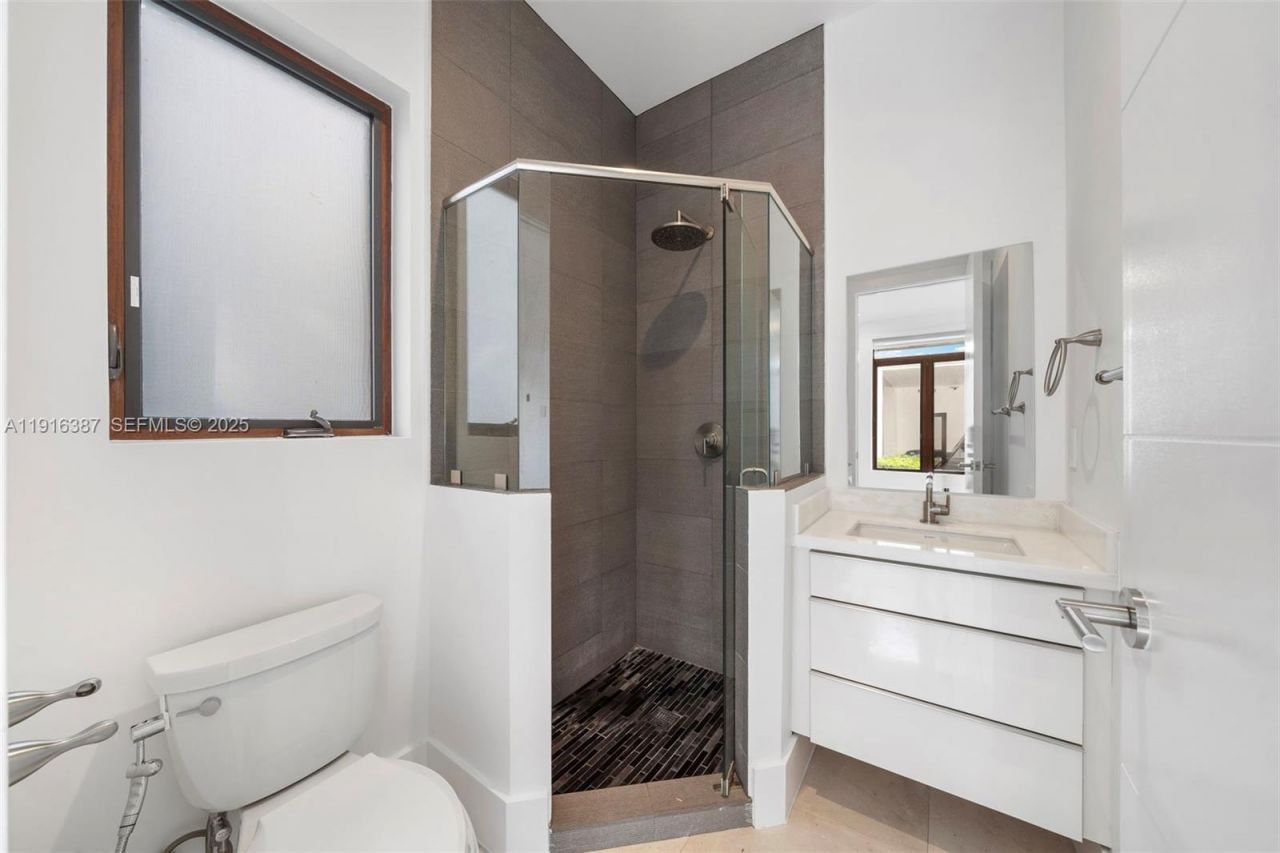 1621 S Bayshore Dr, Miami, FL 33133 Photo