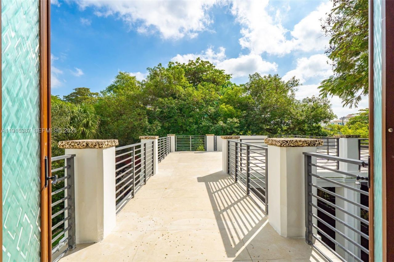 1621 S Bayshore Dr, Miami, FL 33133 Photo