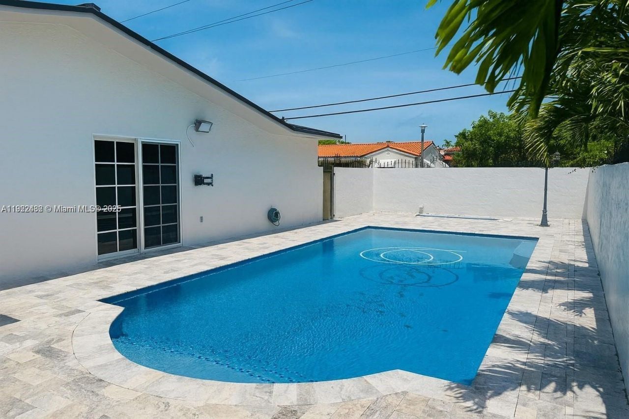 1900 SW 24th St, Miami, FL 33145 Photo