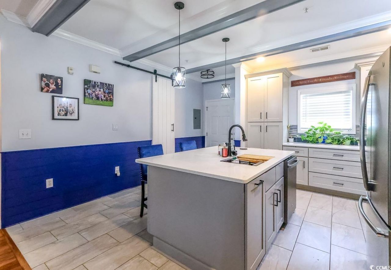 604 Heathrow Dr. Photo 4