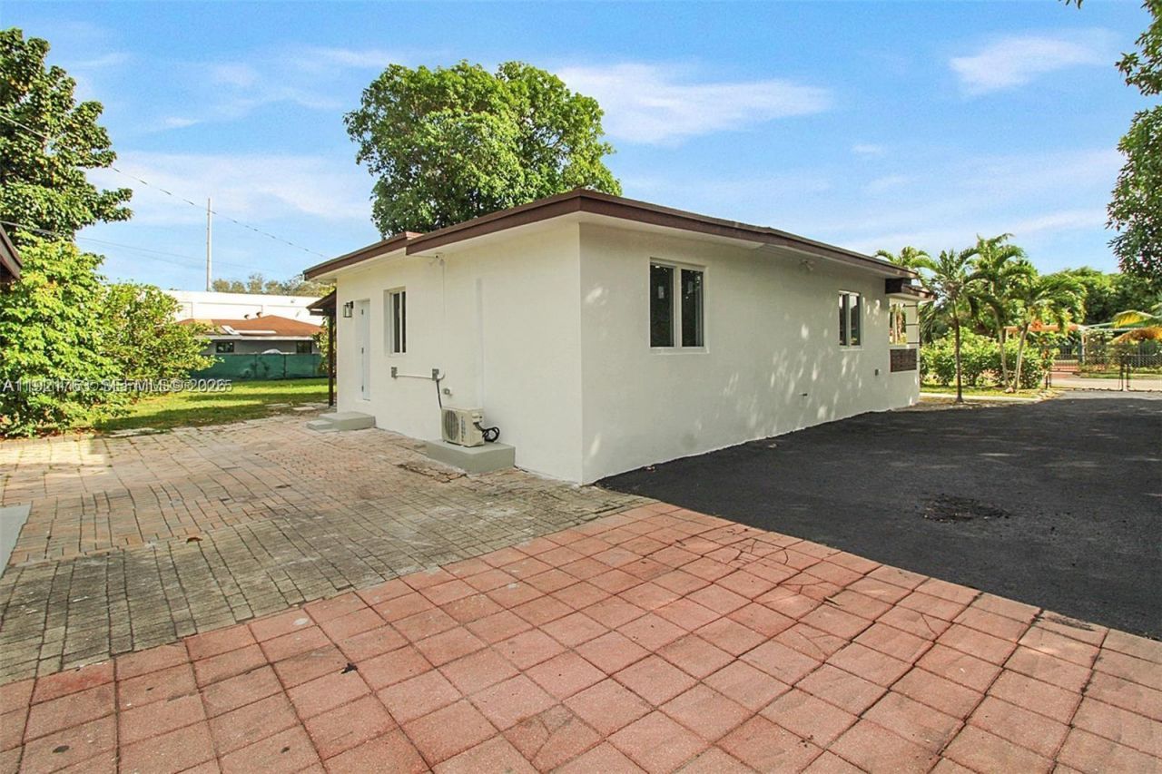 745 NW 140th St, Miami, FL 33168 Photo