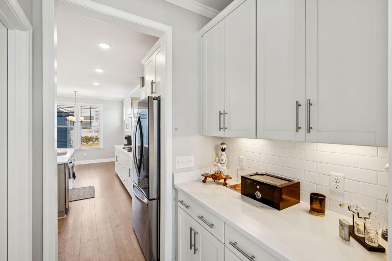 670 Blueway Avenue Photo 14