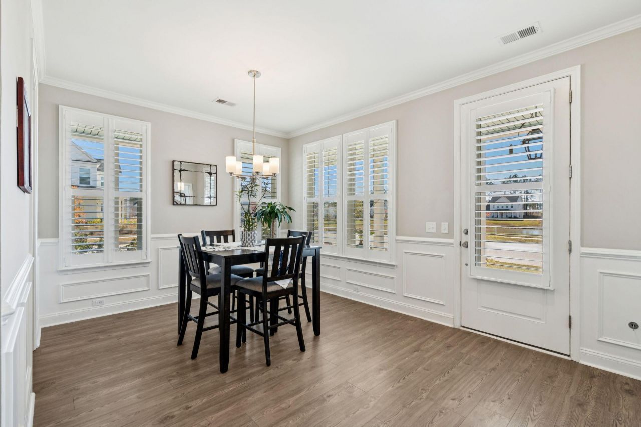 670 Blueway Avenue Photo 16