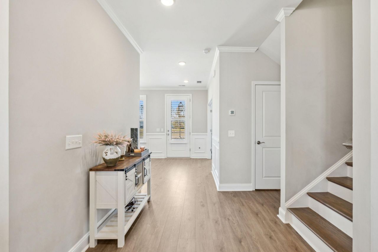 670 Blueway Avenue Photo 8