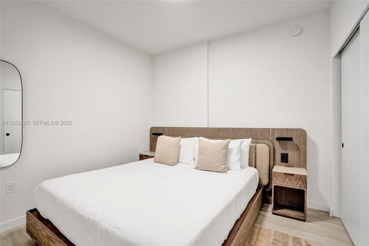 580 72nd St, Unit 905, Miami Beach, FL 33141 Photo