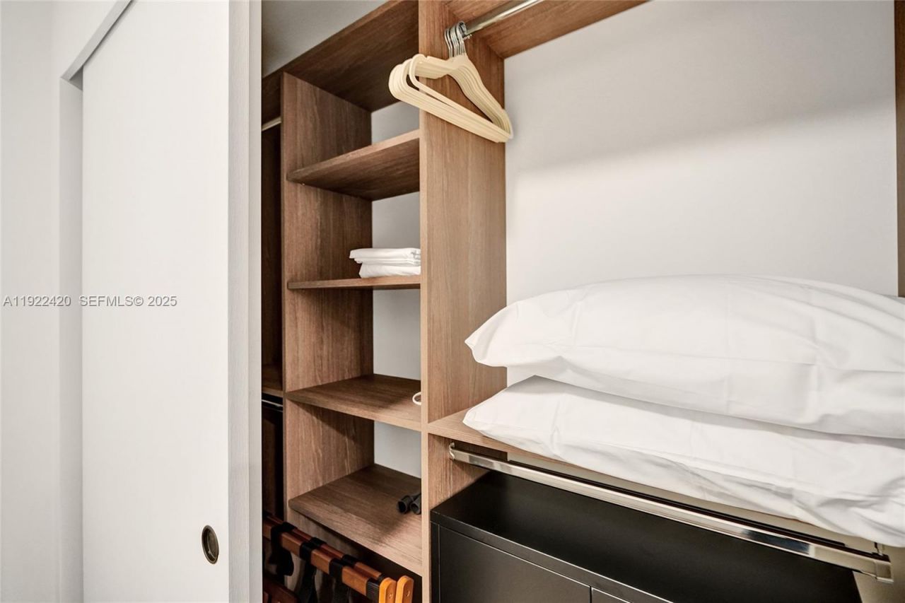 580 72nd St, Unit 905, Miami Beach, FL 33141 Photo