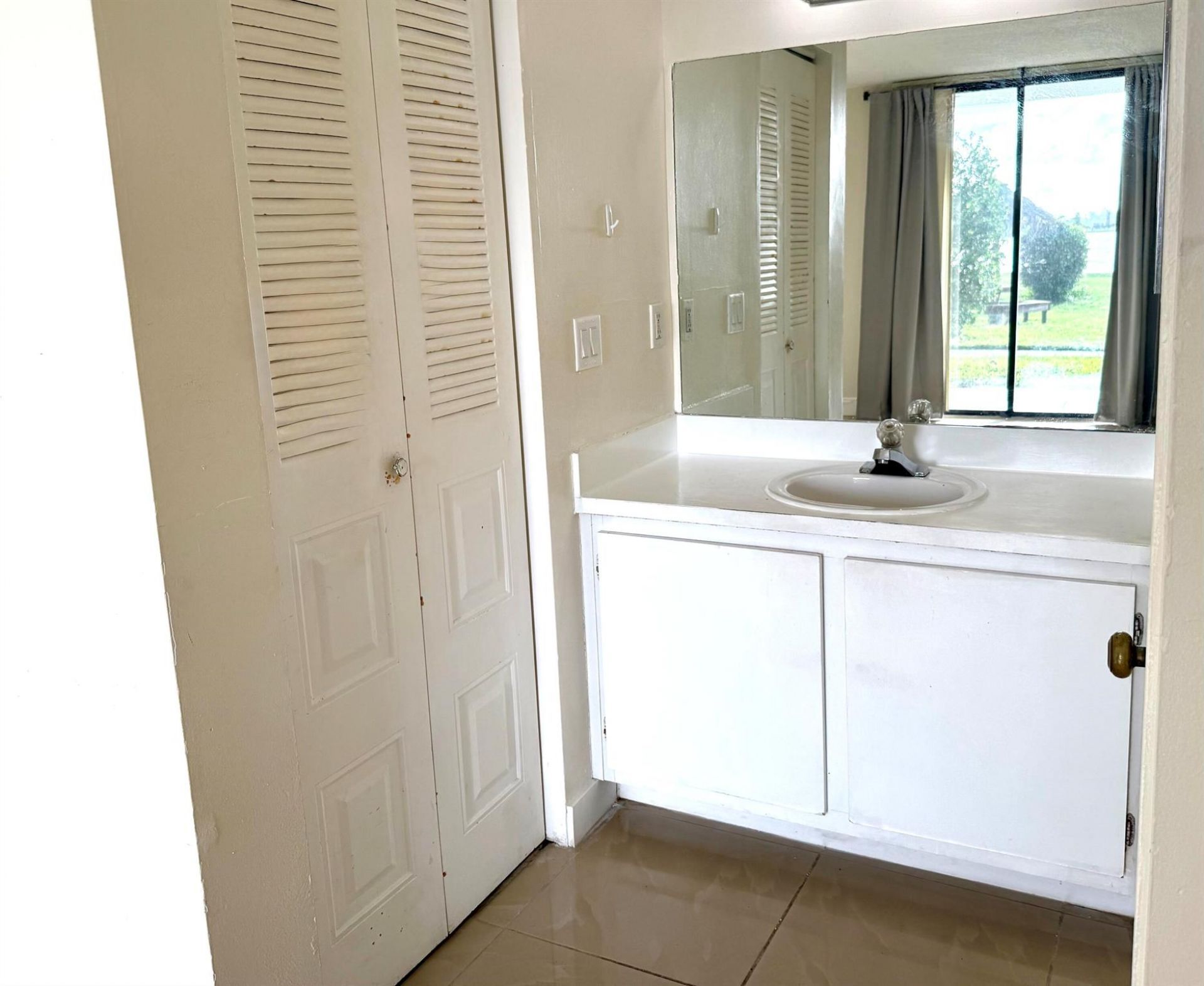 752 Executive Center Drive, Unit 112, West Palm Beach, FL 33401 Photo