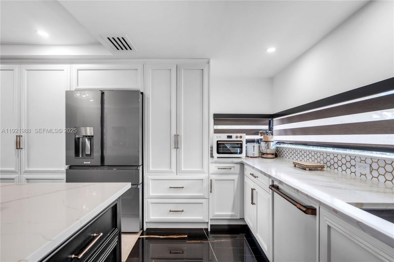 32 N Bounty Ln, Key Largo, FL 33037 Photo