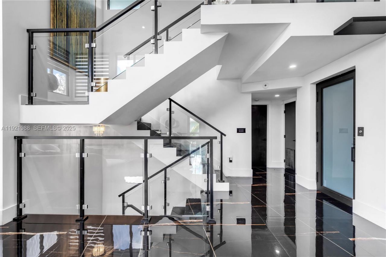 32 N Bounty Ln, Key Largo, FL 33037 Photo