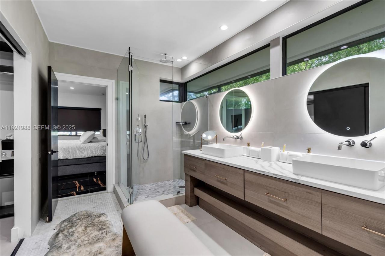 32 N Bounty Ln, Key Largo, FL 33037 Photo