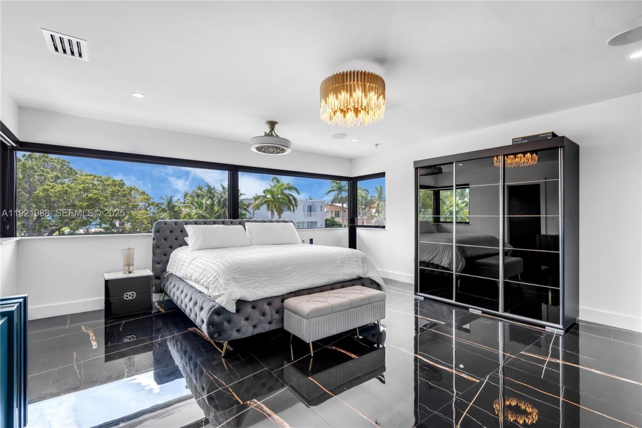 32 N Bounty Ln, Key Largo, FL 33037 Photo