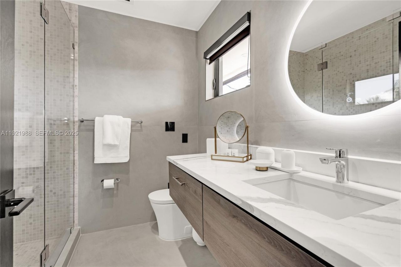 32 N Bounty Ln, Key Largo, FL 33037 Photo