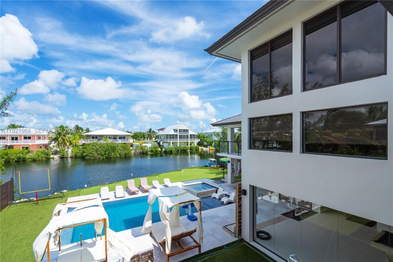 32 N Bounty Ln, Key Largo, FL 33037 Photo