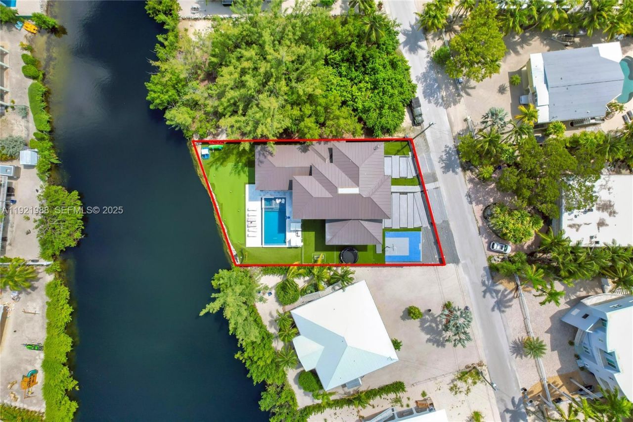 32 N Bounty Ln, Key Largo, FL 33037 Photo