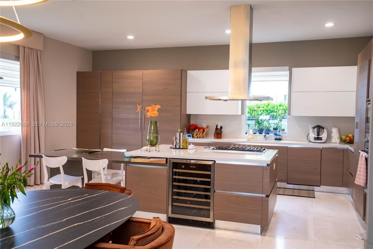 10272 NW 75th Ter, Doral, FL 33178 Photo