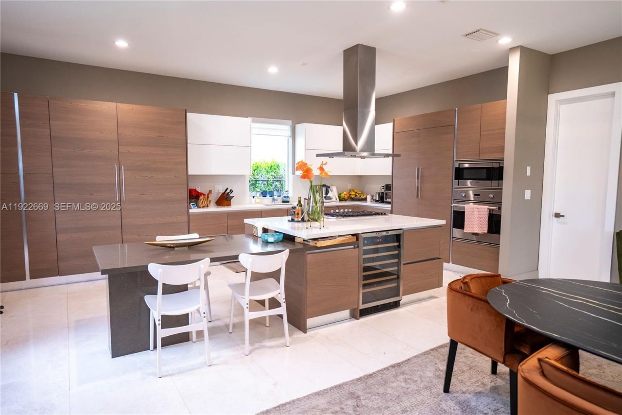 10272 NW 75th Ter, Doral, FL 33178 Photo