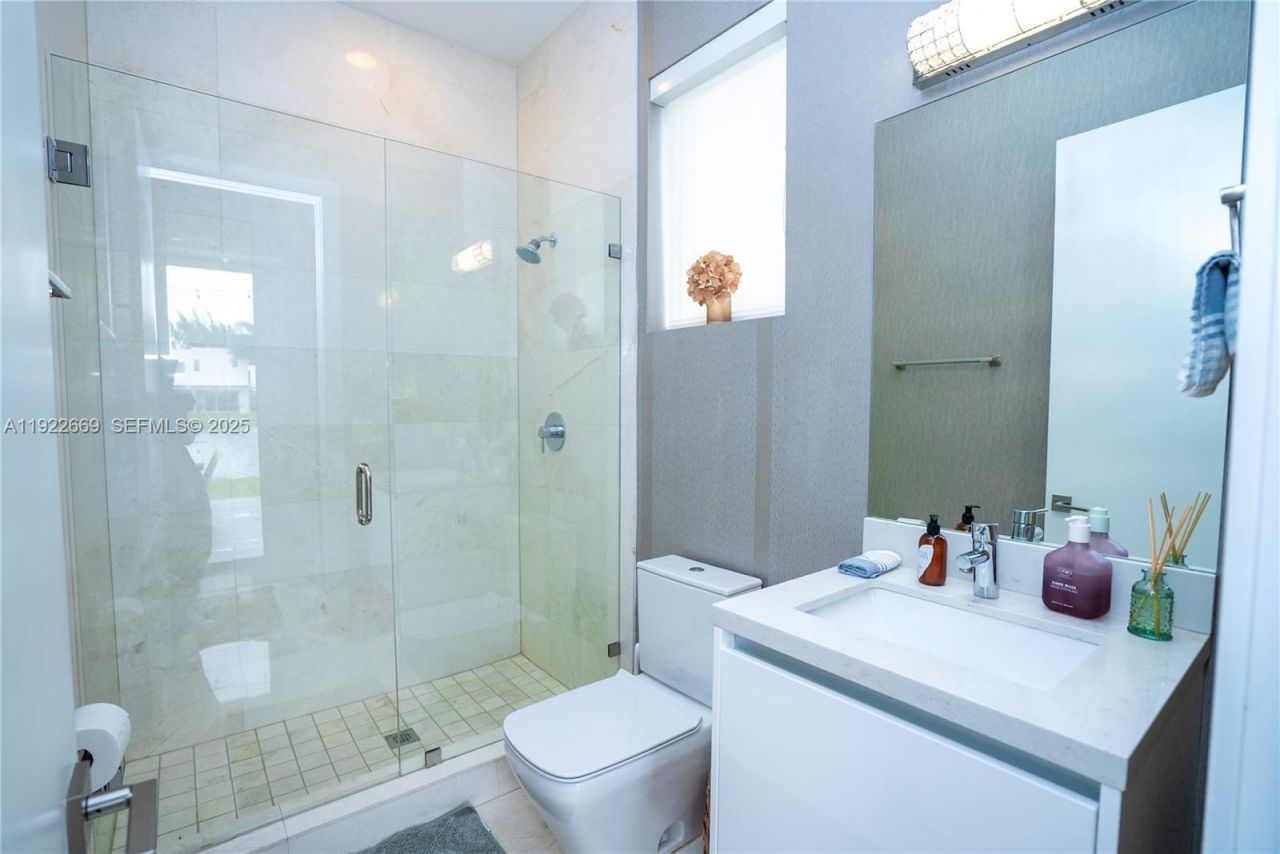 10272 NW 75th Ter, Doral, FL 33178 Photo