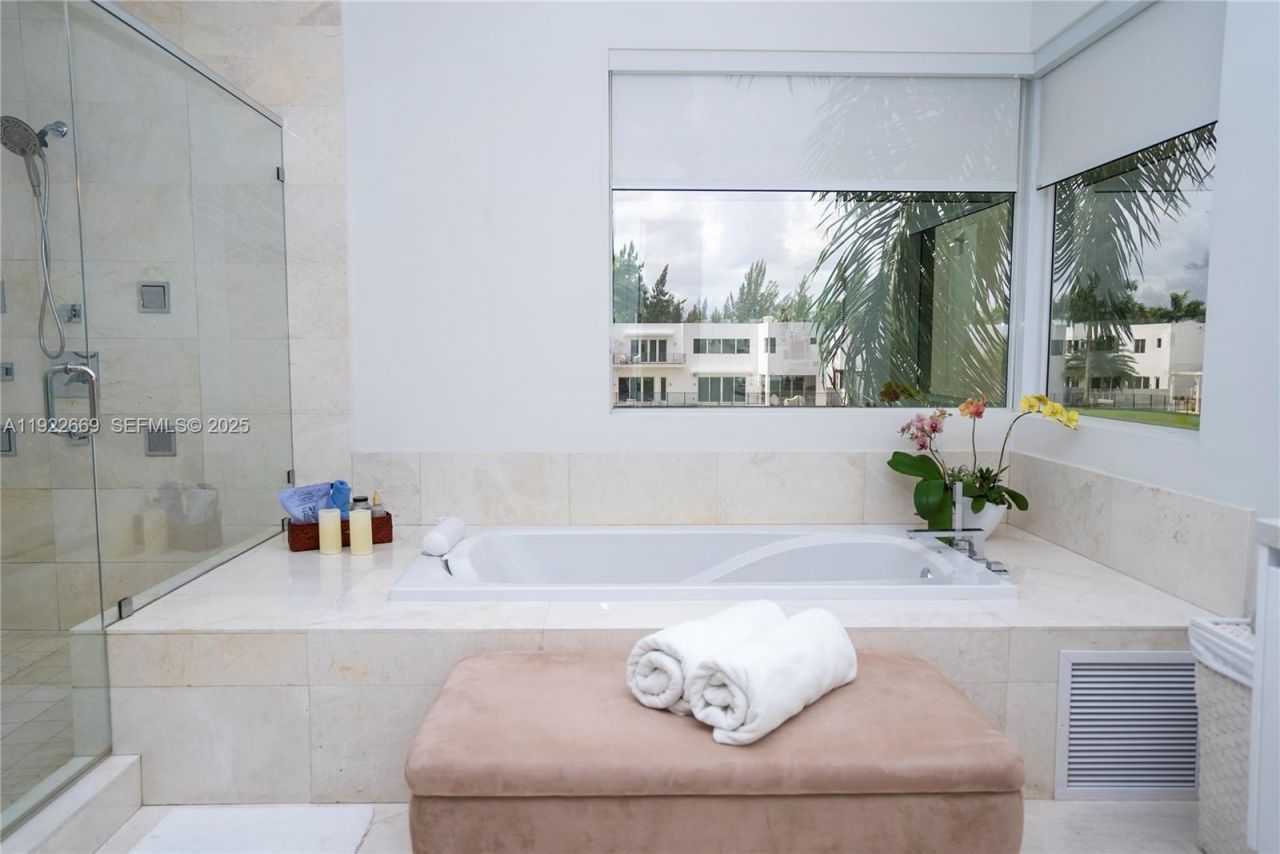 10272 NW 75th Ter, Doral, FL 33178 Photo