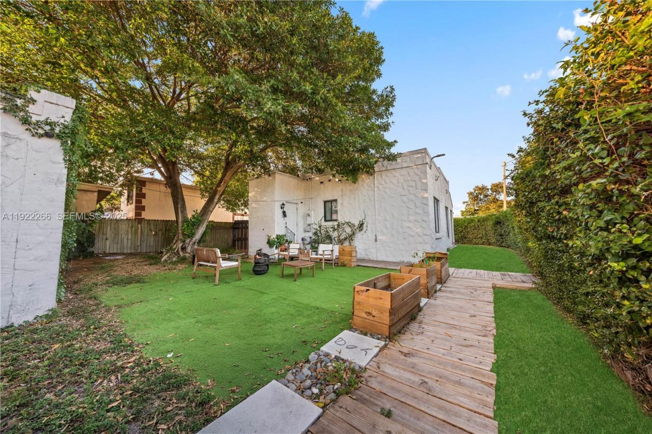 1910 NW 47th St, Miami, FL 33142 Photo