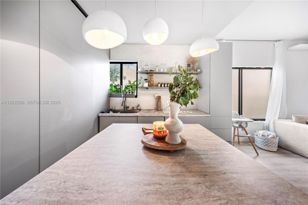 1910 NW 47th St, Miami, FL 33142 Photo