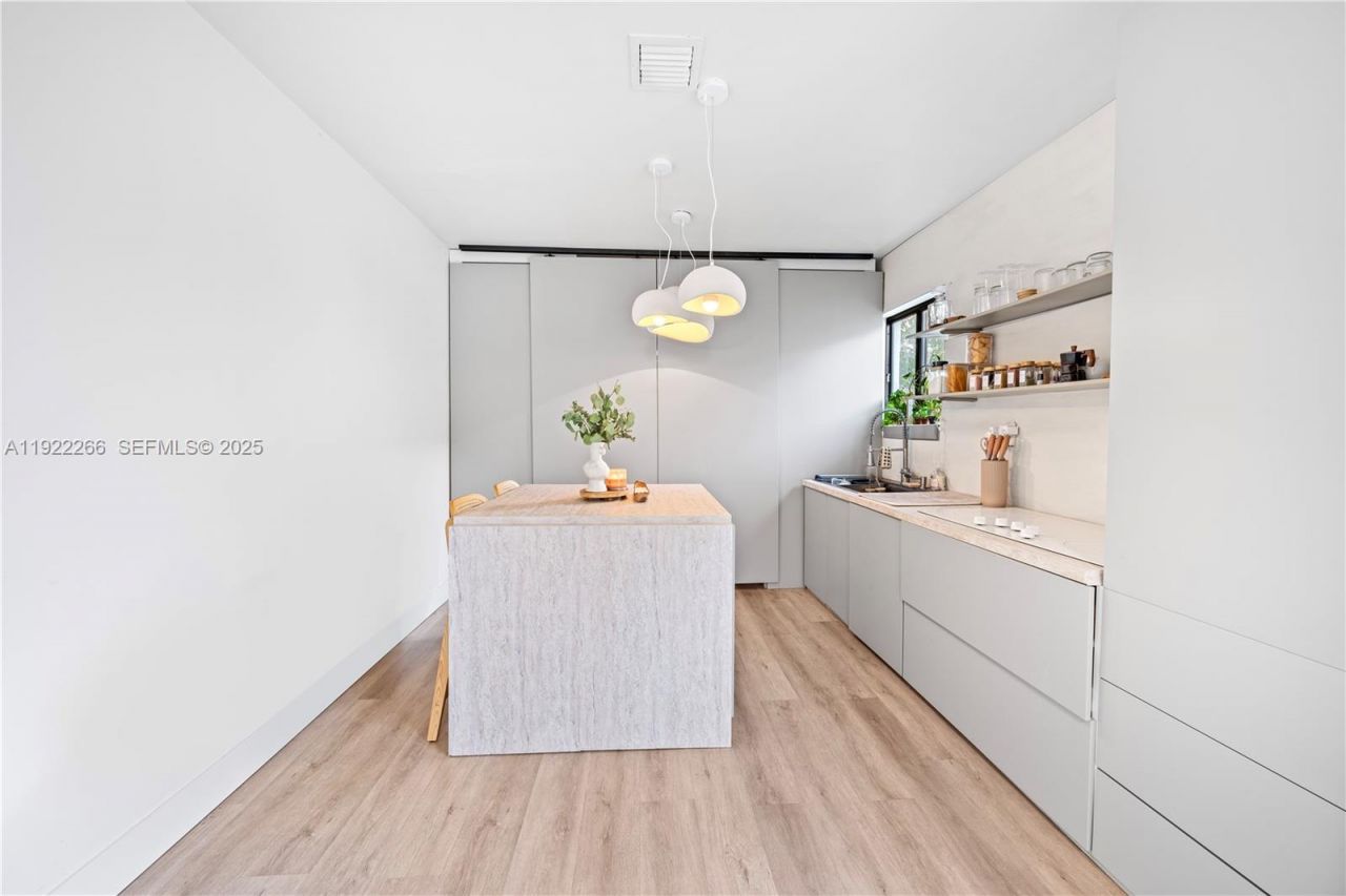 1910 NW 47th St, Miami, FL 33142 Photo