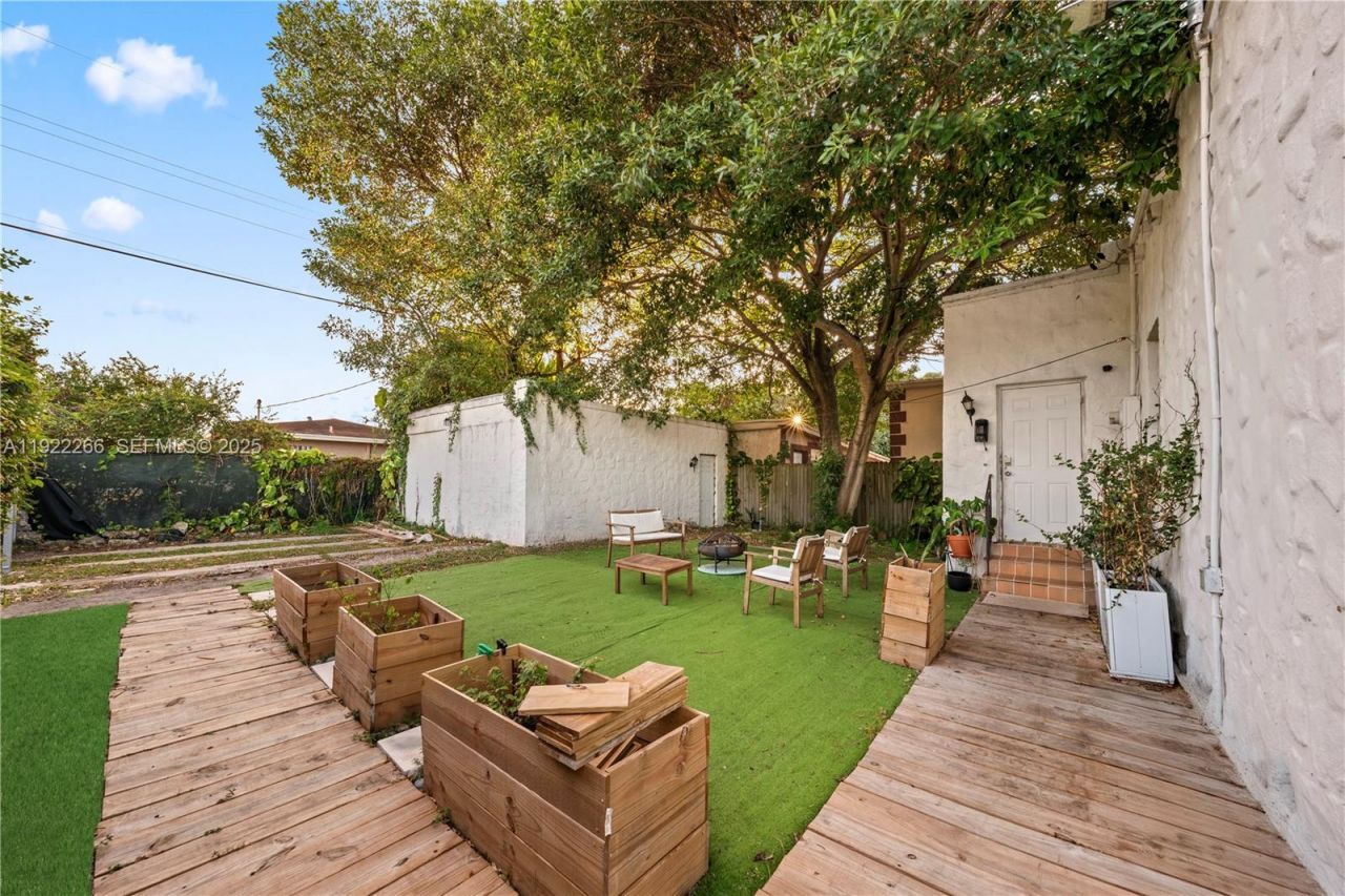 1910 NW 47th St, Miami, FL 33142 Photo