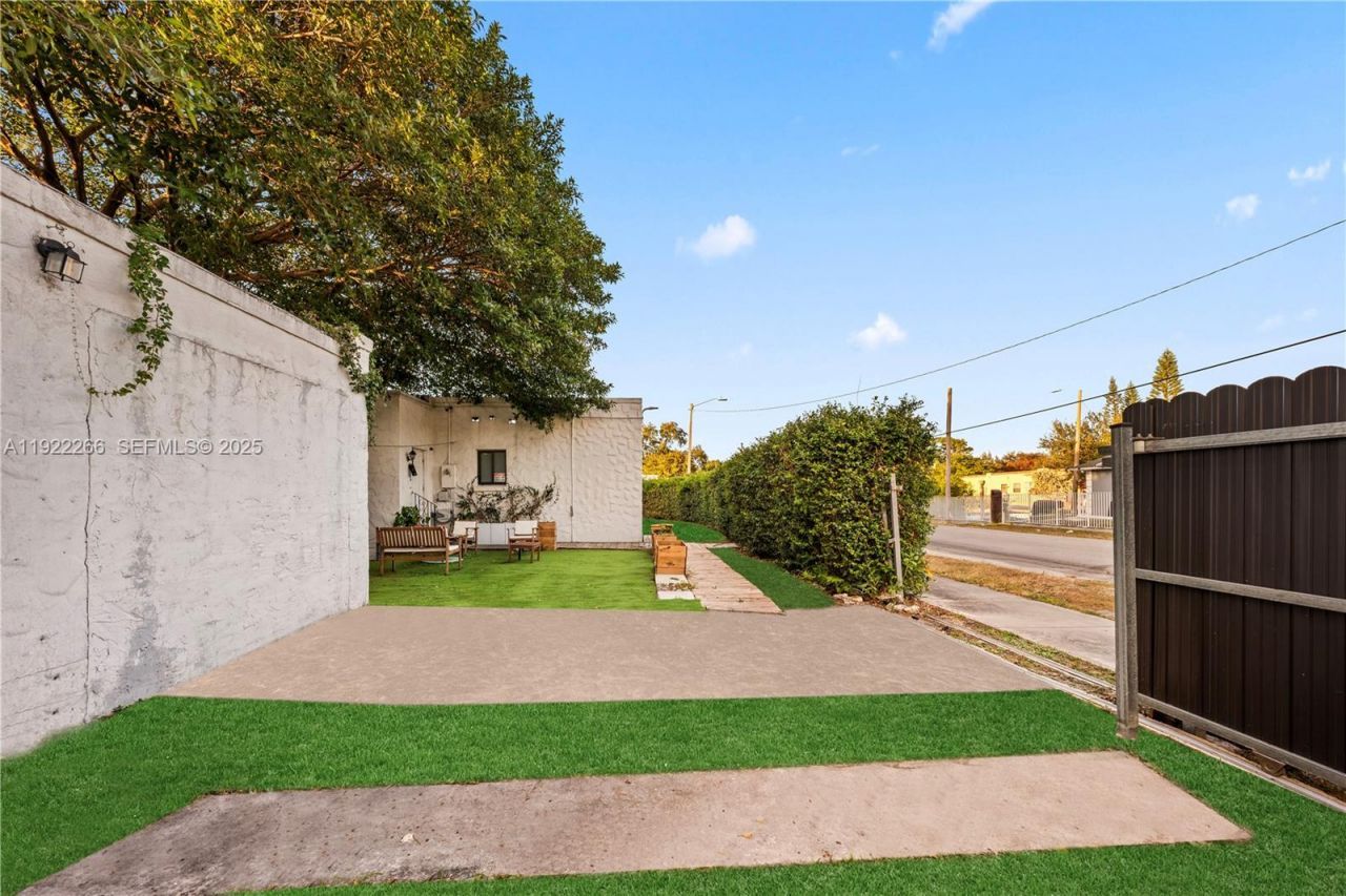 1910 NW 47th St, Miami, FL 33142 Photo